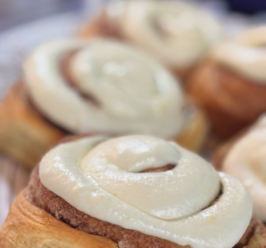 Cinnamon Roll - Solo Los Sábado - Pre-ordena